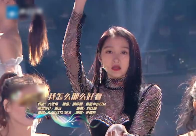 关晓彤演唱会唱跳实力惊艳，大长腿太吸睛，“腰精”实锤了