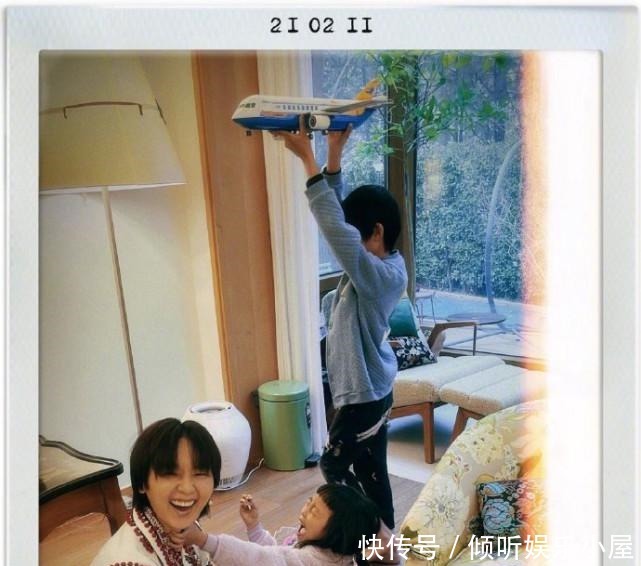 机智回答逗趣十足,兄妹俩的对视太有爱了