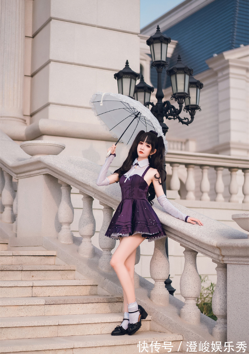 坂凛|FGO伊什塔尔COS,身穿紫色小礼服侧坐喷泉边,这个真不是远坂凛