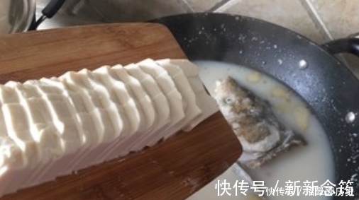 鱼汤颜色白不白，什么时候加水很重要！这时候加，浓白鲜美沒腥味