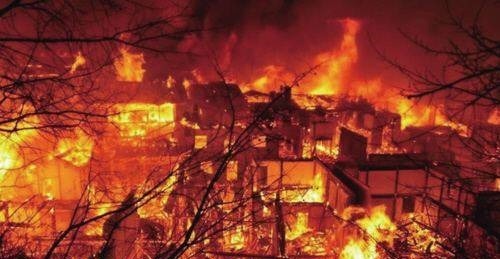 此人精通奇门遁甲,主公兵败被追杀,他用石头阵退敌