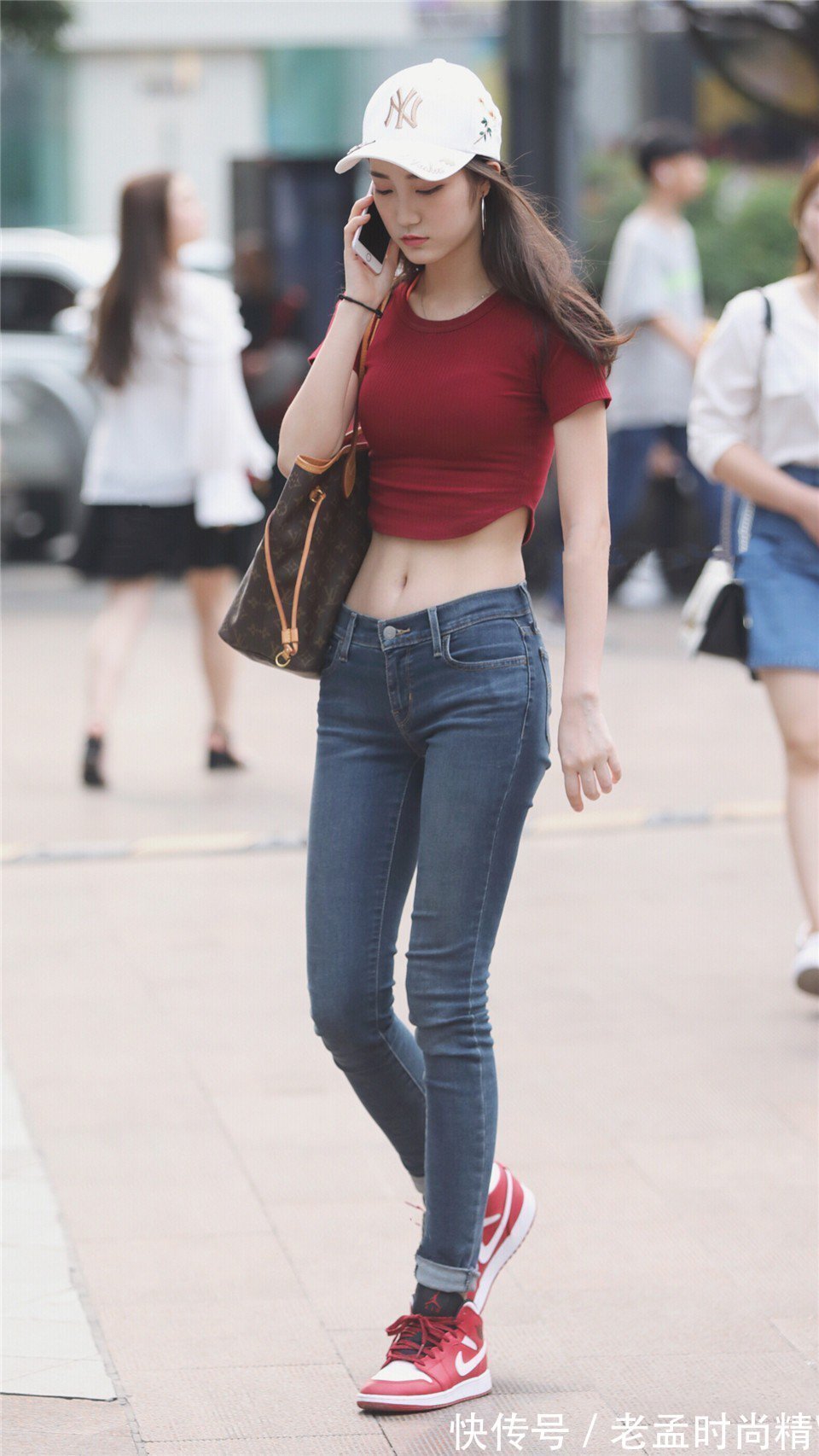 AJ 街拍:AJ陪牛仔裤混搭风依然很美,主要看颜值