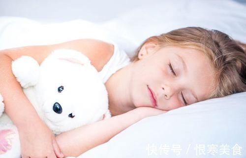 睡眠时间|宝宝总是半夜惊醒,可能是这些原因,家长要学会对症下药