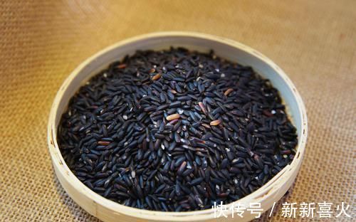 养发|每天来一碗五黑汤，补肾补血效果佳，还益智健脑、养发，不喝太亏