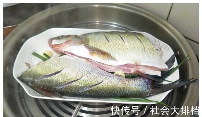 清蒸鱼|清蒸鱼时,不用生抽不用盐,掌握1个小技巧,出锅又鲜又香
