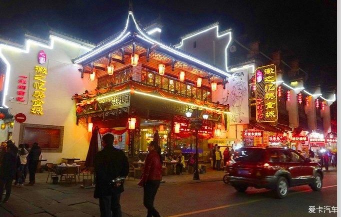  屯溪老街，红红火火