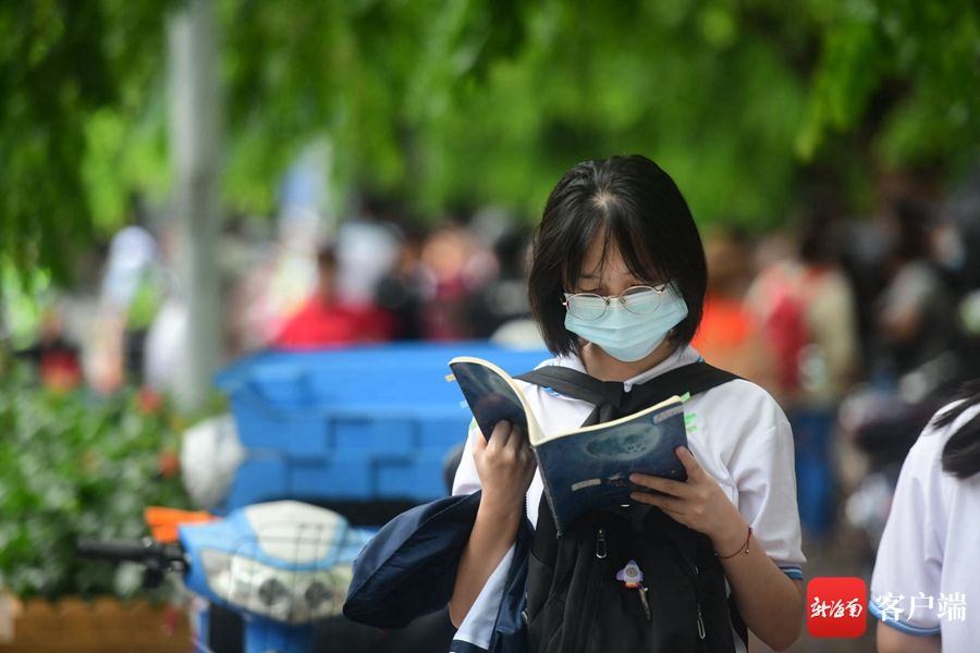 高考首日开考前 三亚考生在考场外“临阵磨枪”|原创组图 | 高考