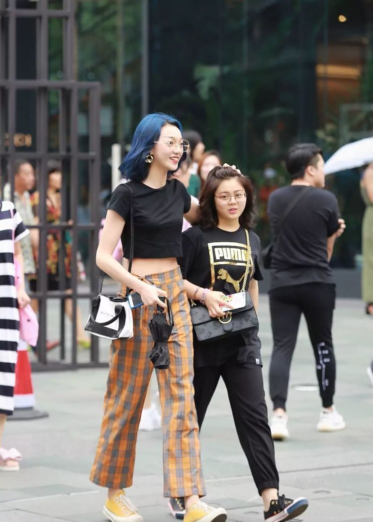 修身牛仔裤 貌美肤白的小姐姐,白色短袖搭配蓝色修身牛仔裤,展现女性风采