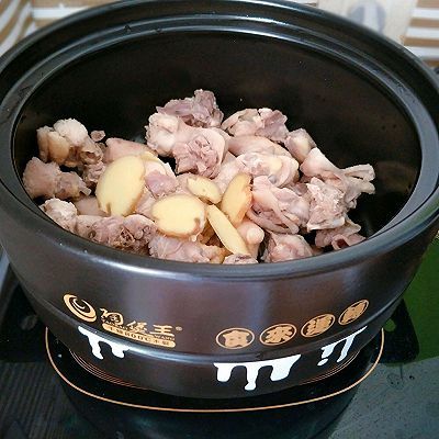  高丽参炖鸡汤