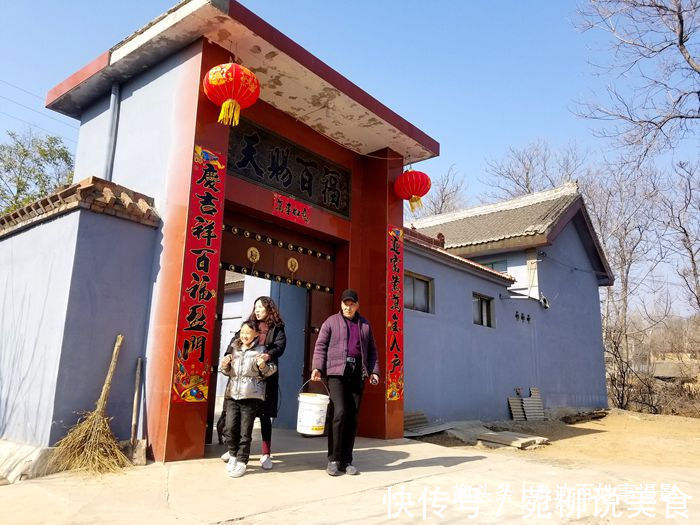 小棉袄回村看望父母，父母高兴地从“土冰箱”拿出姑娘儿时的美味