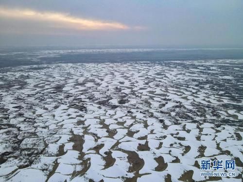 雪落塔克拉玛干沙漠