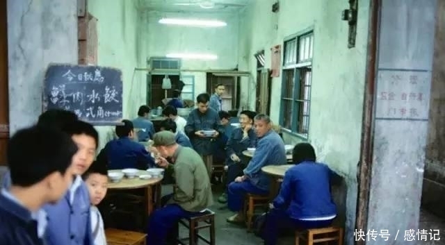 中国|70年代中国老照片:那时一碗水饺只要两毛钱,最后一张让人敬佩!