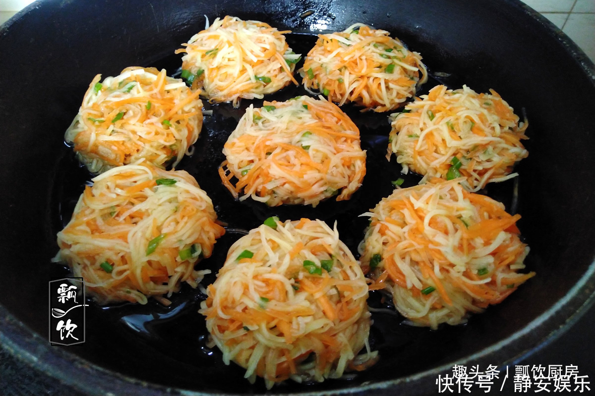 1个土豆,1个胡萝卜,不加面,不加水,做成菜饼子,一盘吃饱