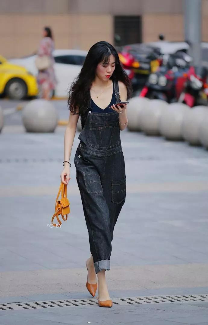 小姐姐身上穿着这件吊带的连衣裙,有着一种工装的视觉效果