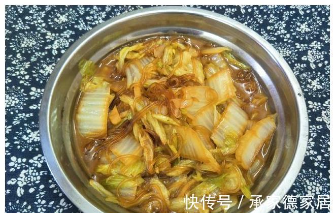 口感|白菜炖粉条时,“放2味”口感好,白菜软烂嫩香,粉条爽滑又好吃