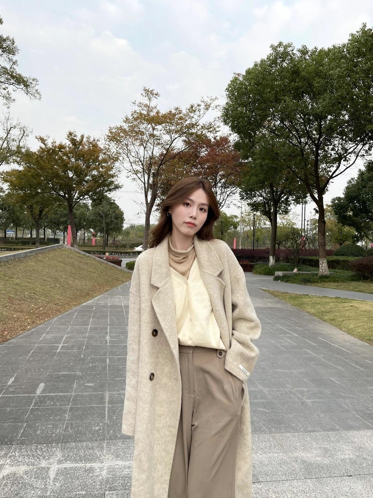 垫肩 基础款大衣也能穿出酷炫感,试试这些搭配方式,干练利落又有格调