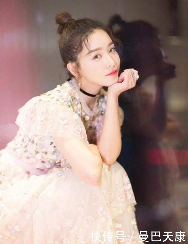 王鸥|脸上有这3个“特征”的女生,尽量别披头散发了,露出五官更女神