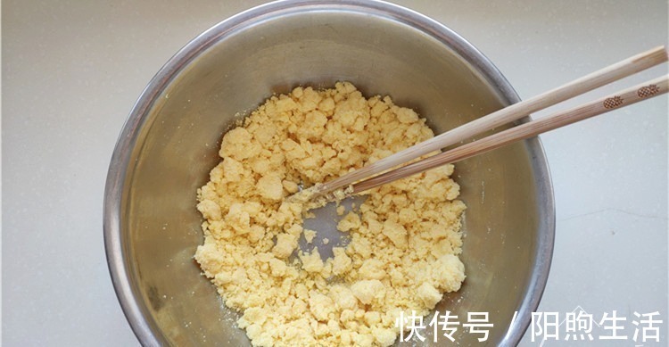 玉米面|玉米面独特做法,不蒸发糕和窝窝头,香软好消化,中老年人别放过
