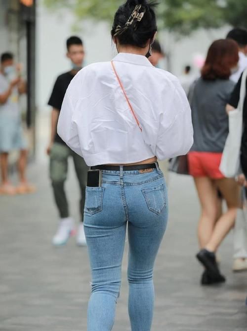 运动衣+牛仔裤的混搭风，让你轻松收获好身材，美出靓丽自信感