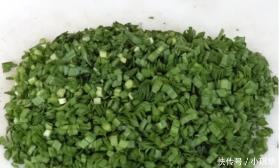 调韭菜馅时,两种东西是不能放的,水饺又腥又难吃!