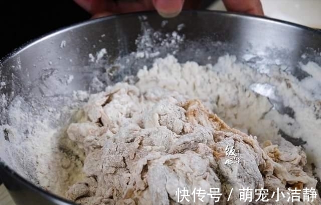 家里有面粉，试试这样做，比包子简单，好吃又健康，当早餐更营养