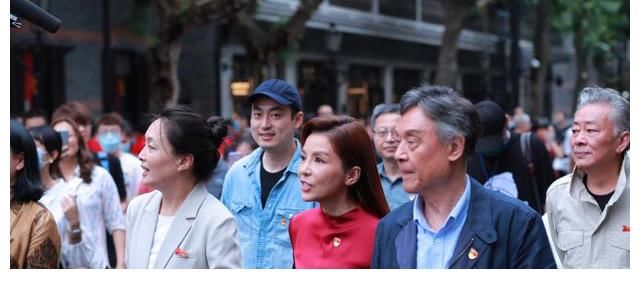 门面|央视主持朱迅节目录制生图公开，整体气质出彩，皱纹明显难掩老态