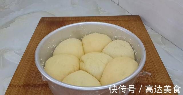 面包很好吃，有4个鸡蛋，又软又甜，不用烤箱你就能成功