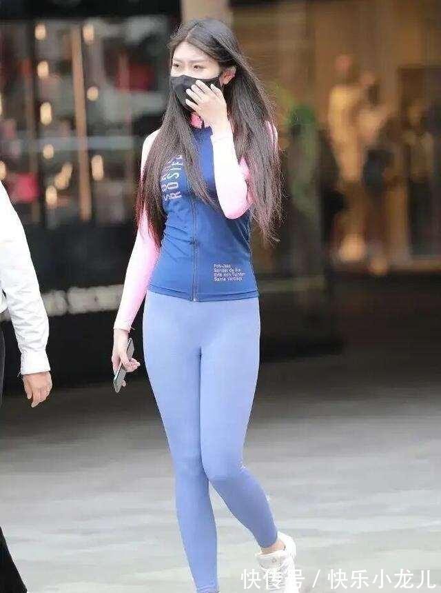 宽松 黑色宽松T恤搭配短裤,经典时尚,搭配整洁