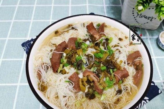 米粉|被人“嫌弃”的菜,却是女儿的最爱,用它煮粉条,酸爽开胃特别香