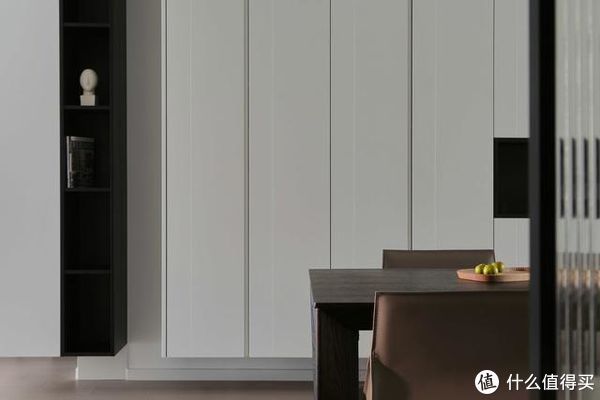 背景墙|南京夫妻129㎡的家，坚持全屋打满柜子，效果不是一般的大气实用