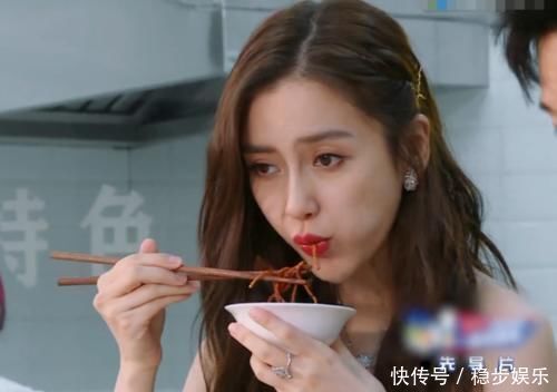 b跑男吃面条,镜头对baby一晃而过,被网友截到,真吃假吃一目了然