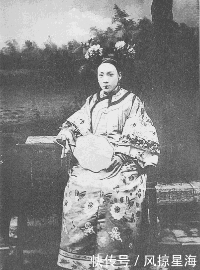 常态|晚清老照片: 时尚丽人婉容, 妻妾成群是常态, 最美皇妃是她