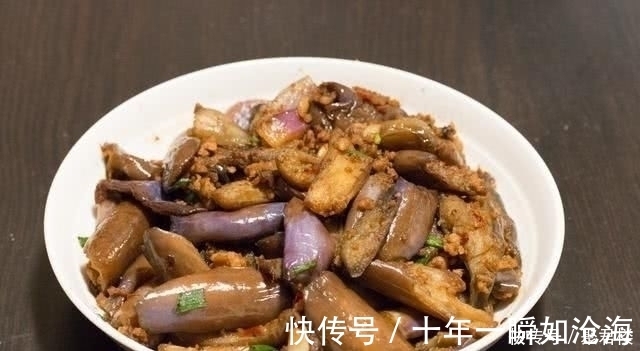 老家来亲戚，弟弟一家请吃饭，弟媳做了11个菜，大伙吃了一锅饭