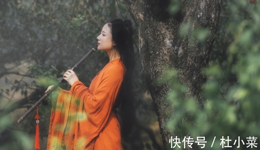 碧蝶$七言格律:碧蝶花间频展翅,黄莺柳浪复摇唇