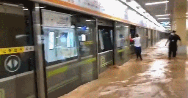 最新！郑州地铁5号线被困乘客已获救，隧道水位已经有所下降，曾积水齐胸|河南 | 获救