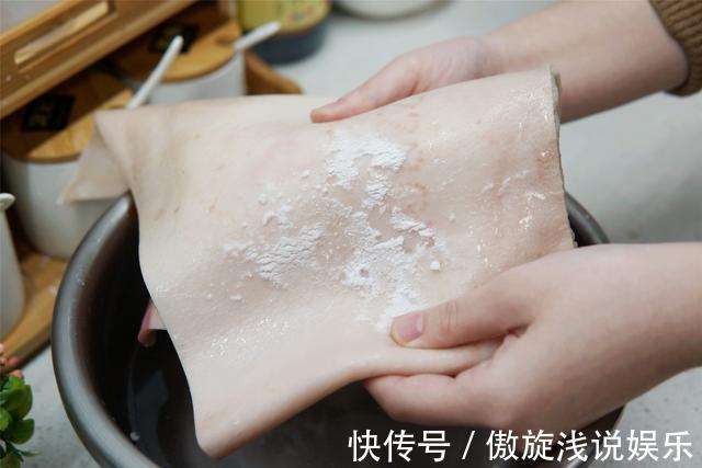 猪皮冻|做猪皮冻，记住“1揉1刮2泡”，皮冻透亮弹牙，味道正成功率高