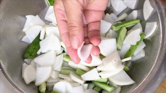 大厨不外传的秘制腌萝卜配方,鲜嫩脆爽,开胃解油腻,比吃肉还香