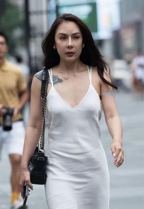 小姐姐|美女姐姐穿白色裙装,美丽自然,优雅时髦又凸显气质