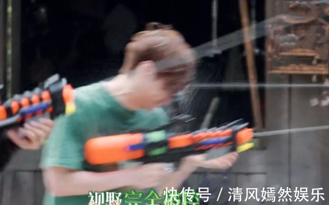 黄渤|张艺兴录制节目受欺负被黄磊追着打，被黄渤泼水，头发全湿透！