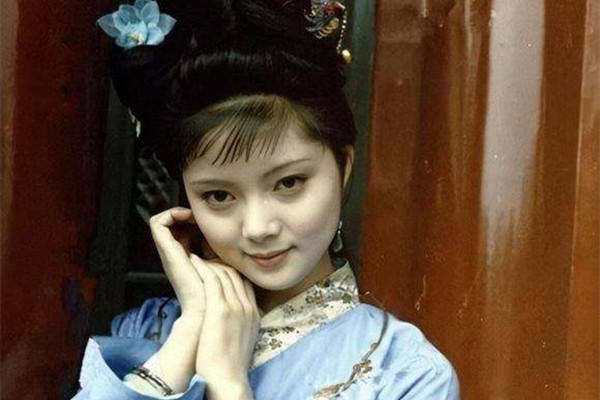 宝玉#元春支持薛宝钗的金玉良缘,却赐给她2串红麝香串:贾家绝后隐秘