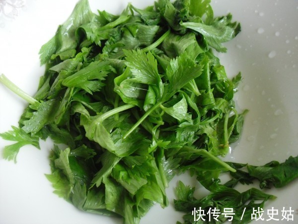 菜叶子|用此菜叶子泡水喝,睡前来一杯,睡眠好了,黑眼圈也淡了!