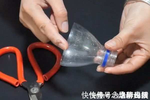 阳台|把塑料瓶粘在扫把上,放在阳台省钱又实用,全家人都要抢着用!