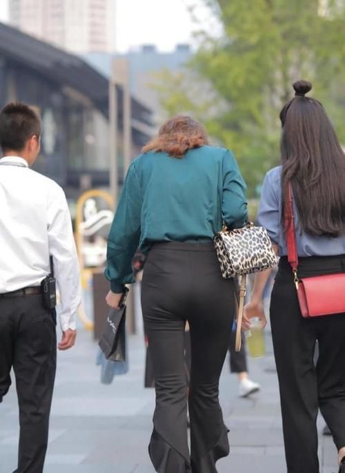 喇叭裤 绿衬衣轻柔大气,黑色喇叭裤质感很好,这样的搭配很漂亮