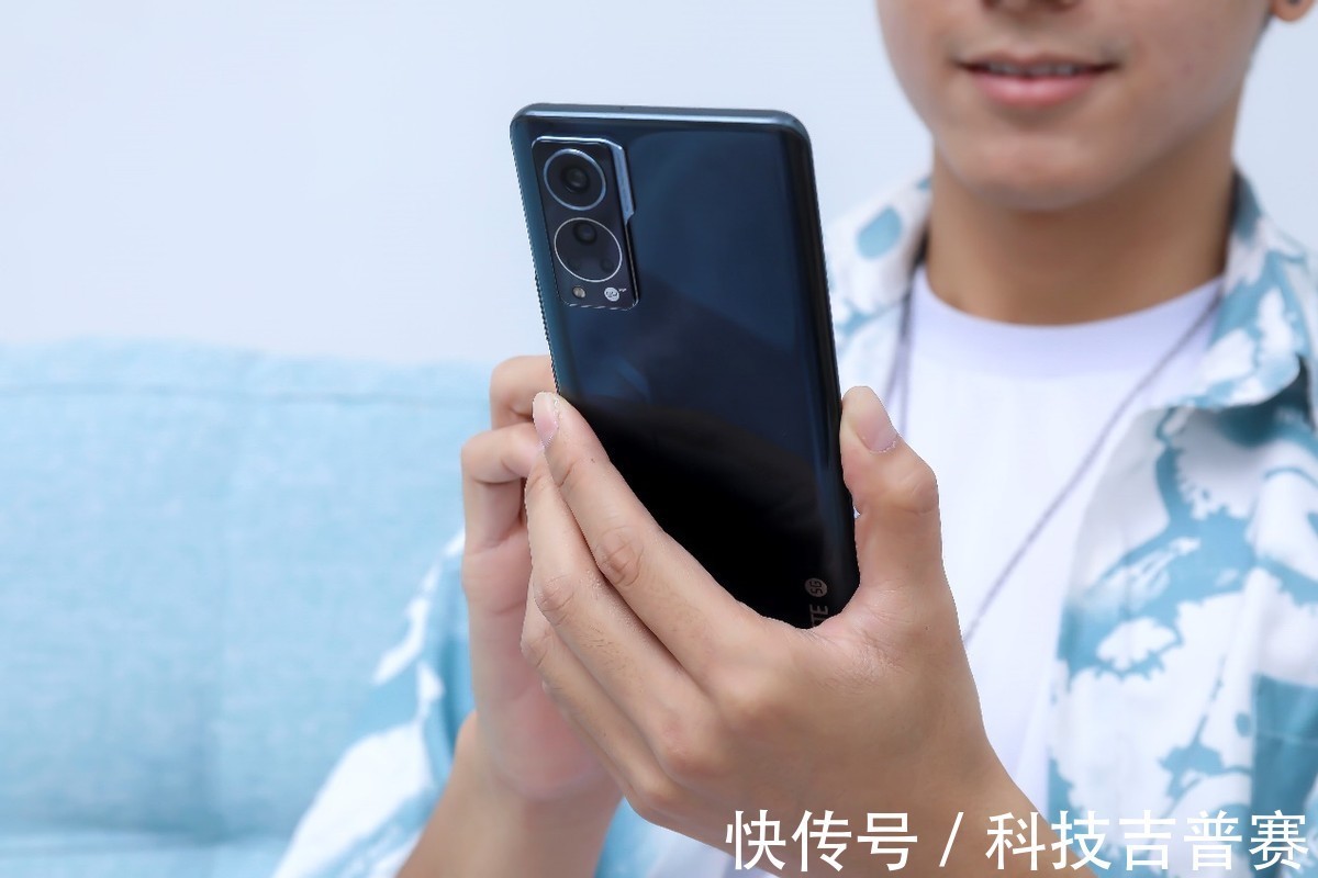 中兴没刘海太舒服了,中兴 Axon 30给你一整块真全面屏