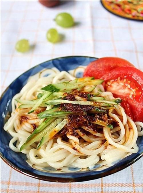 美食推荐：酥炸虾仁，洋葱爆肥肠，酸菜炒脆藕，蒜汁红油凉面的做法