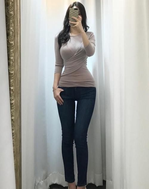 大长腿|小姐姐紧身牛仔裤，细节中彰显美，尽显女性柔美气息