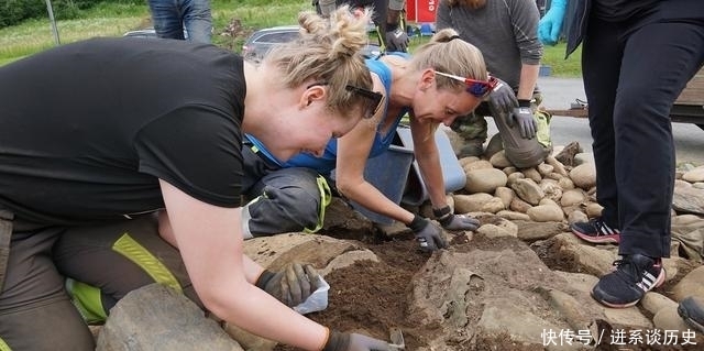 骨灰|考古学家翻开几百公斤的大石板,发现下面有个被压碎的青铜骨灰罐