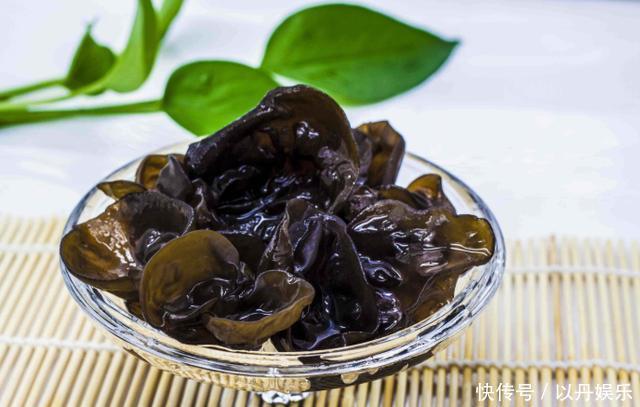 泡木耳时10个人9人错,饭店厨师常用的办法,木耳泡得又快又干净