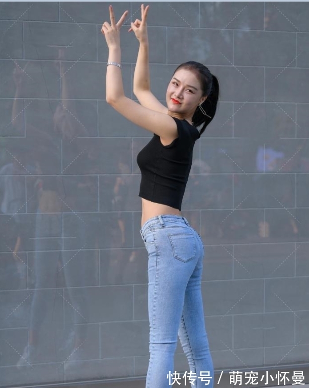 牛仔裤 V领黑色上衣搭配牛仔裤,彰显女性魅力