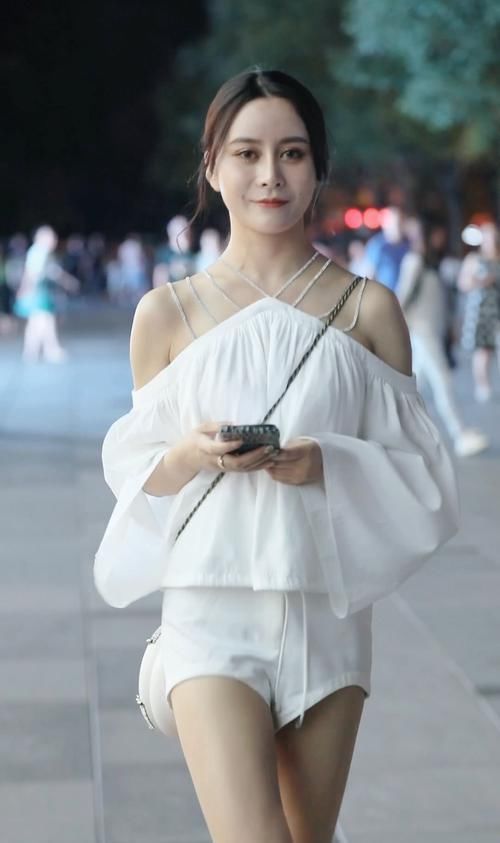 异域风情|小姐姐真是美炸了，白色挂脖套装穿出好身材，气质出尘迷倒众人
